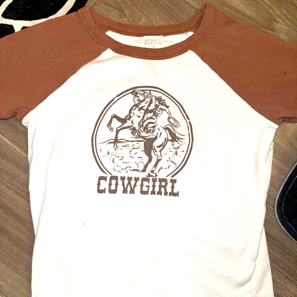 Women’s Urban Nation Two-Tone Cowgirl Brown and White crop Tee Size Large